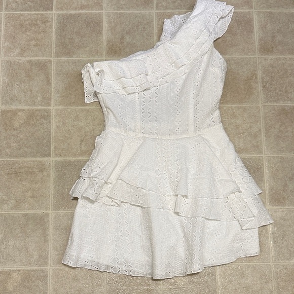 Elegant White Lace One-Shoulder Dress - Picture 1 of 4